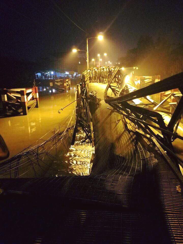 Sập cầu Long Kiển ở Sài Gòn, nhiều người và phương tiện rớt xuống sông Sập cầu Long Kiển ở Sài Gòn, nhiều người và phương tiện rớt xuống sông